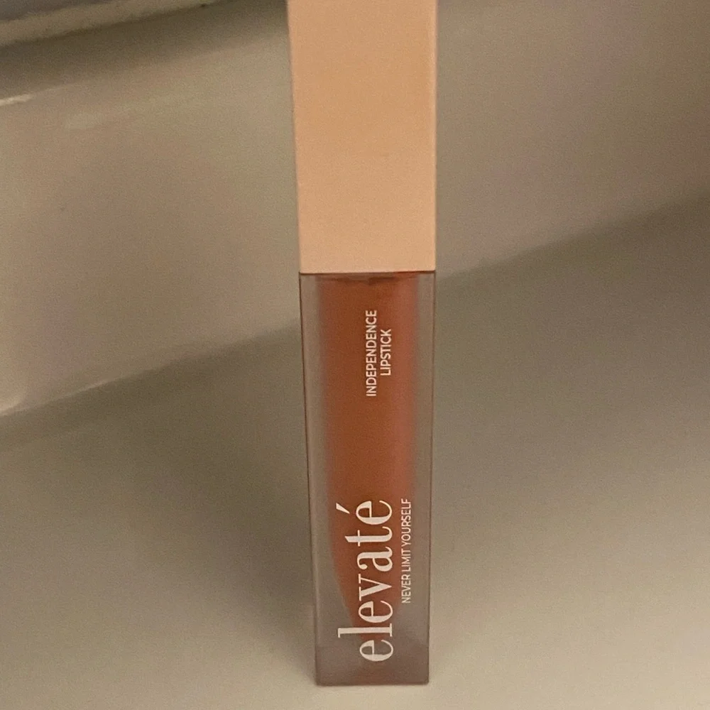 NWOT Elevate Independence Lipstick (10ml) - Innovation